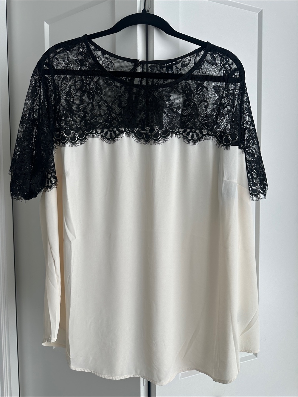 Torrid Women's Cream Lace Blouse, size 2 NWT